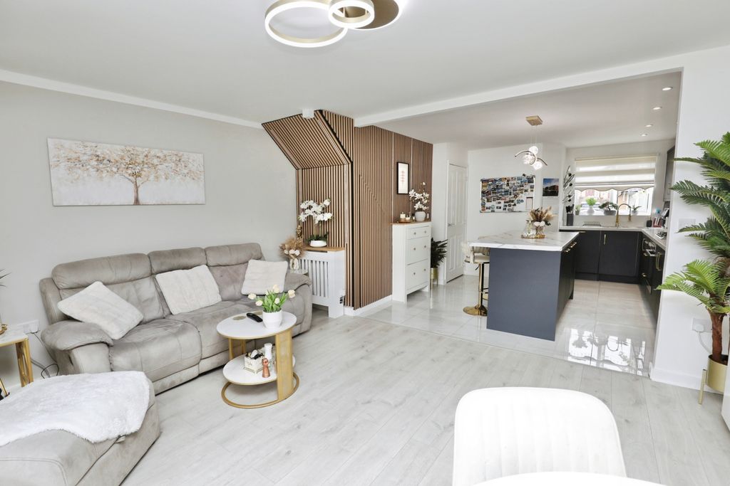 Property photo 2 of 19 Lounge / Kitchen