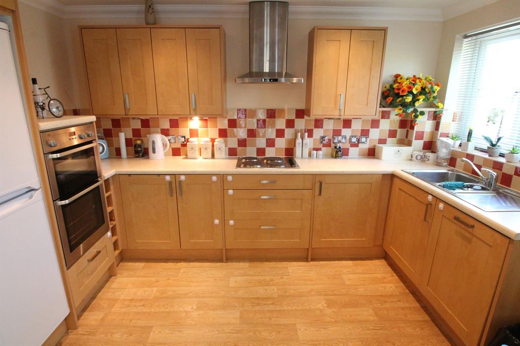 Property photo 2 of 6 Kitchen