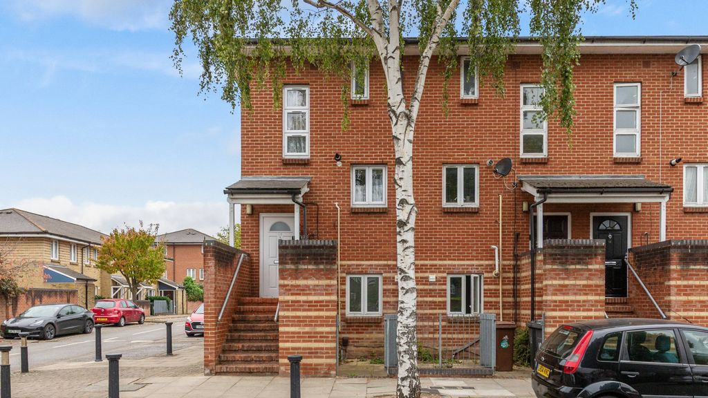 Property photo 1 of 13 14 Silver Birch Avenue, Chingford, London, E4 8Yt