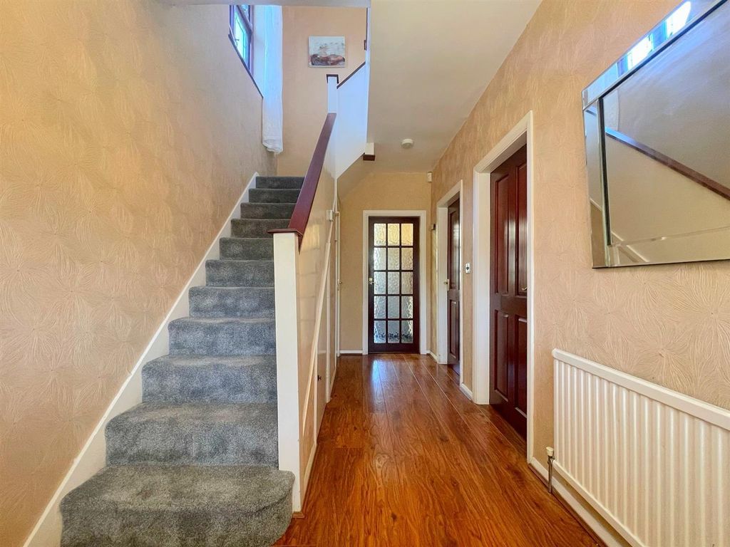 Property photo 3 of 21 Entrance Hallway
