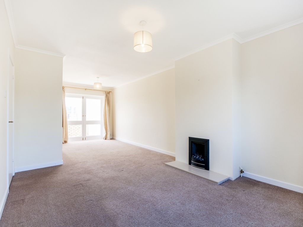 Property photo 2 of 8 Livingroom3