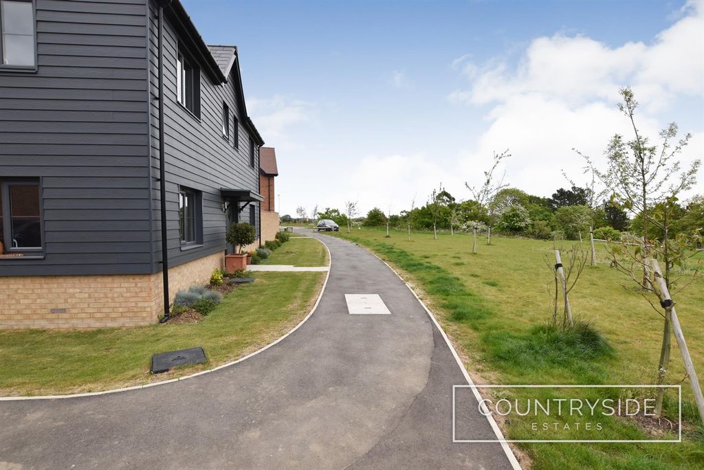 Property photo 1 of 21 Front Garden