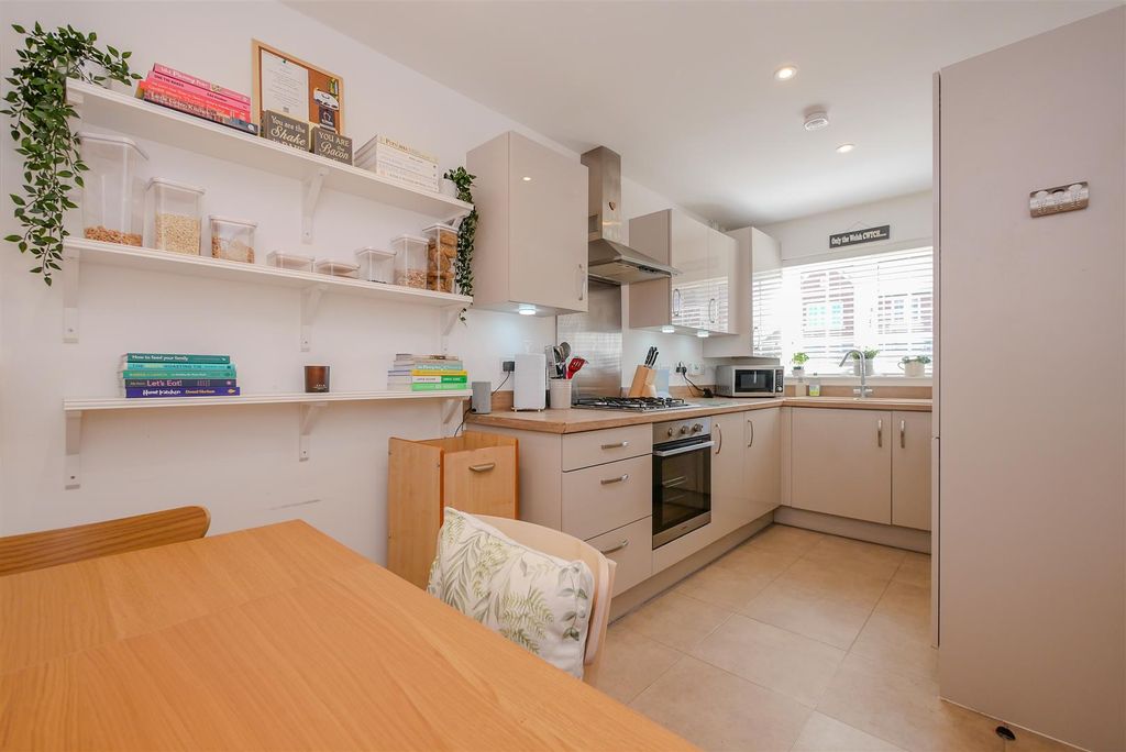 Property photo 3 of 17 Kitchen/Breakfast Room