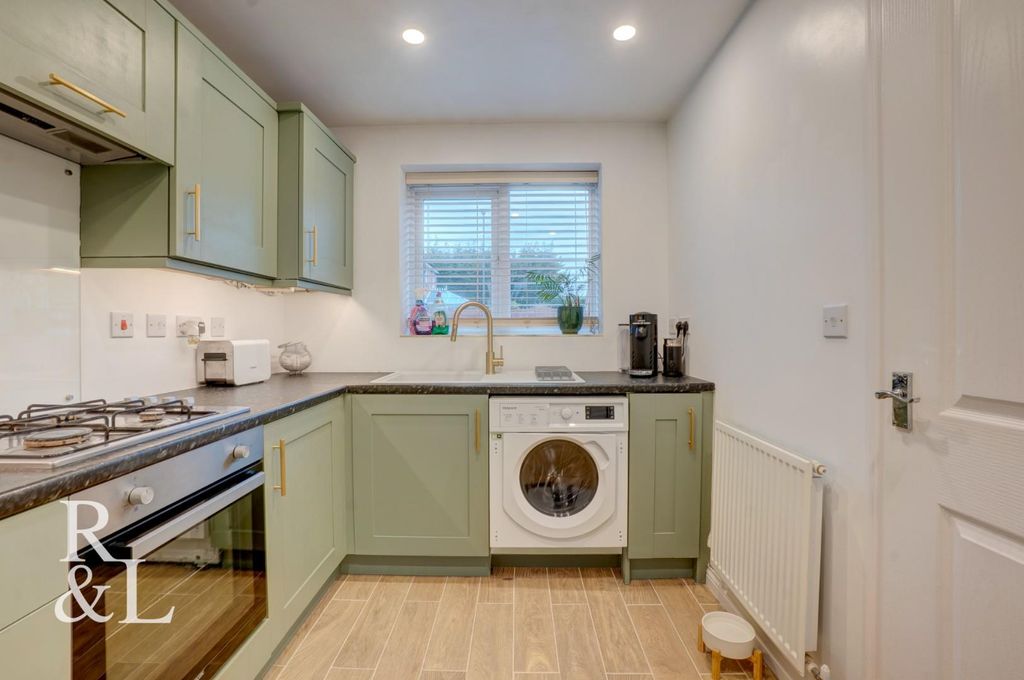 Property photo 3 of 21 9 Astonbury Way (17).Jpg