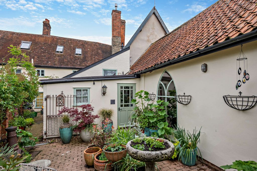 Property photo 2 of 25 8598428-Exterior05-800