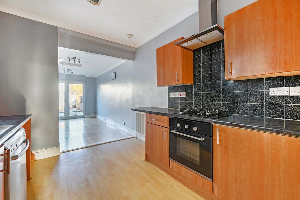 Property photo 3 of 13 1395740-14-695E51Bb280E0.Jpg