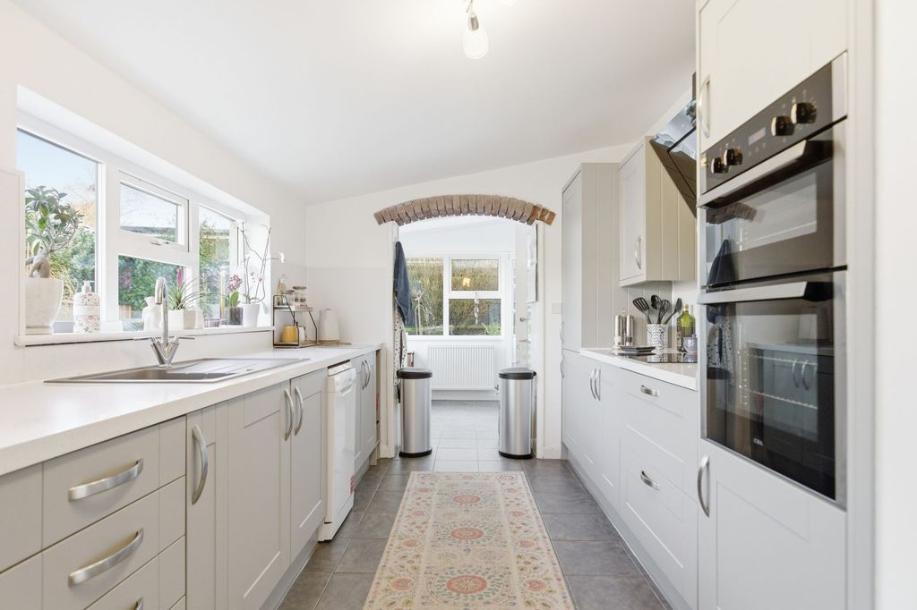 Property photo 2 of 28