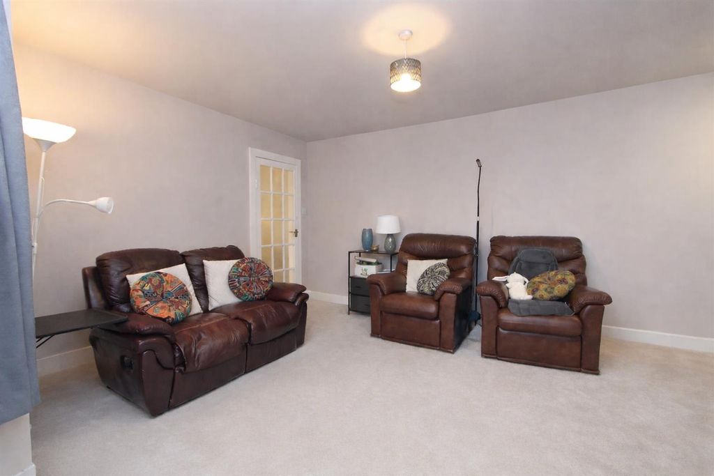 Property photo 3 of 21 Lounge2