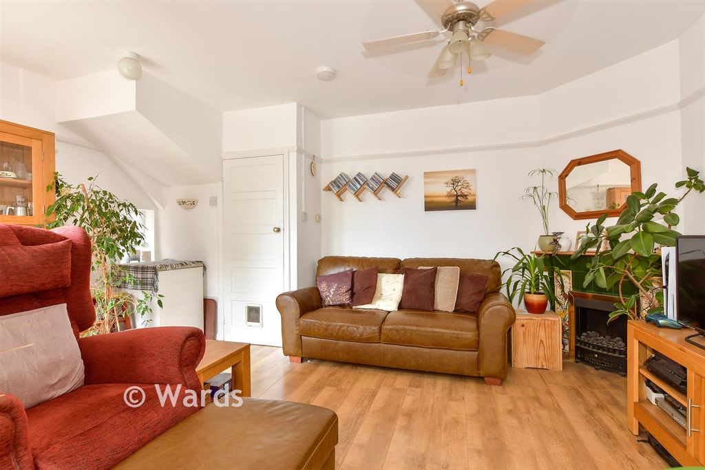 Property photo 3 of 13 Lounge