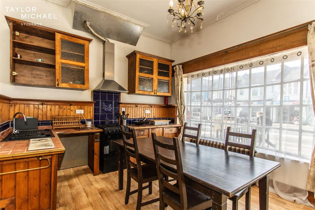 Property photo 2 of 23 Kitchen / Dining Room