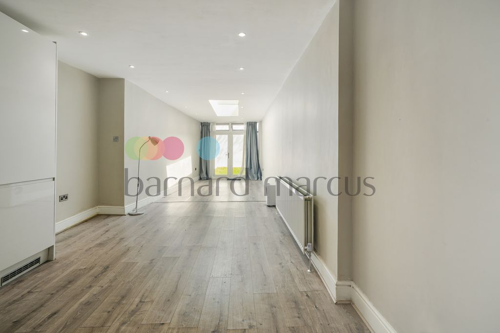 Property photo 1 of 11 Living Room