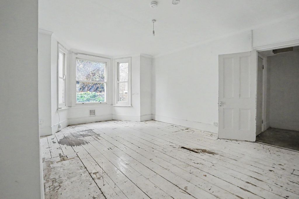 Property photo 2 of 18 Flat 1 Marshall House, 2 Dorncliffe Road, London, Sw6 5Lf