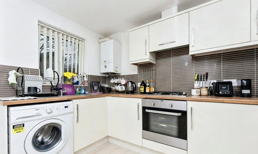 Property photo 3 of 8 Kitchen