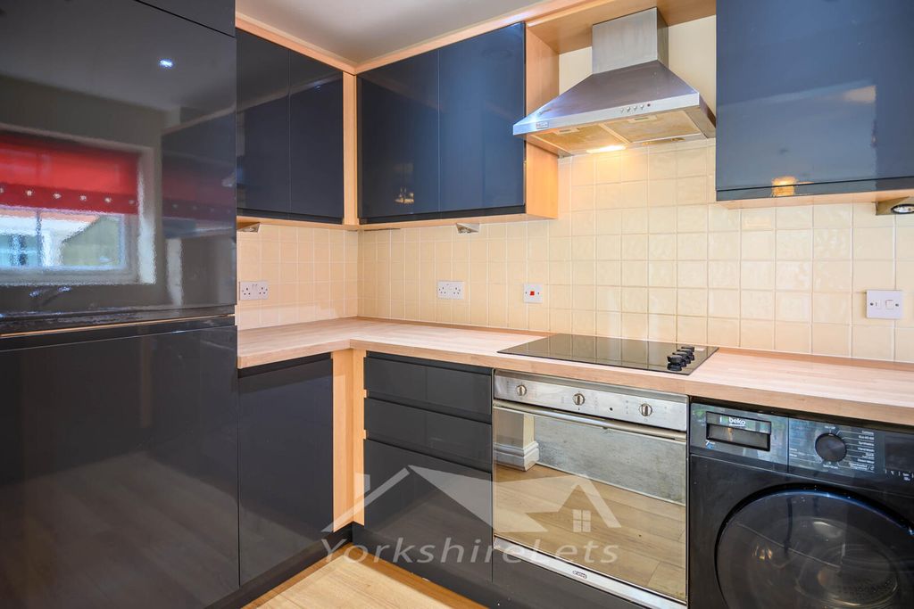 Property photo 3 of 10 Kitchen