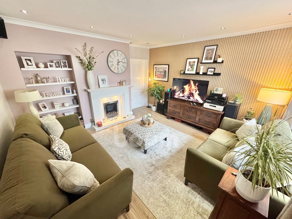 Property photo 2 of 24 Auldlea Road, Beith Lounge Image