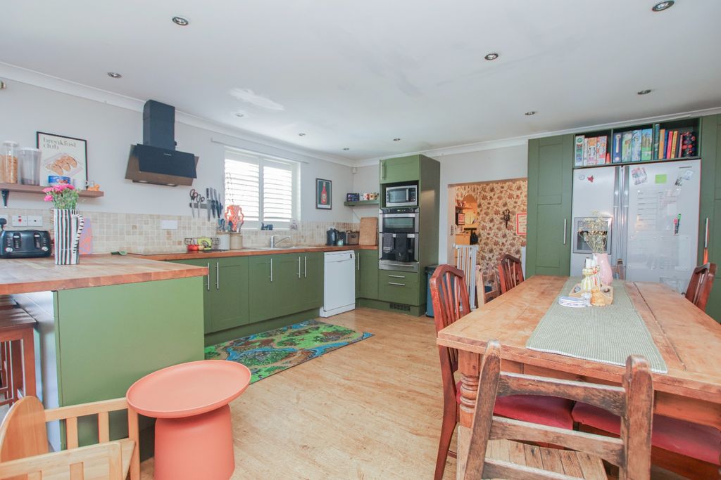 Property photo 2 of 22 5159171