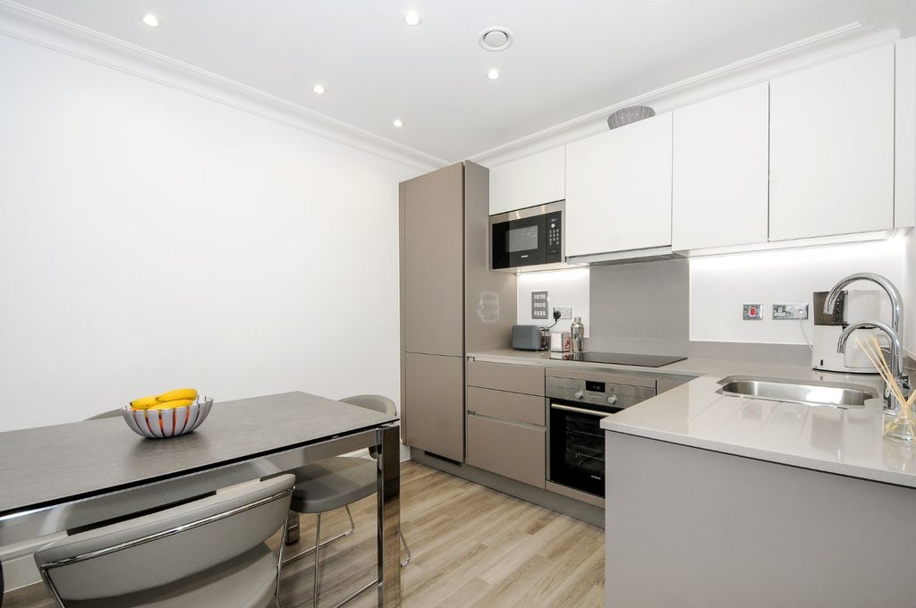 Property photo 3 of 10 Kitchen