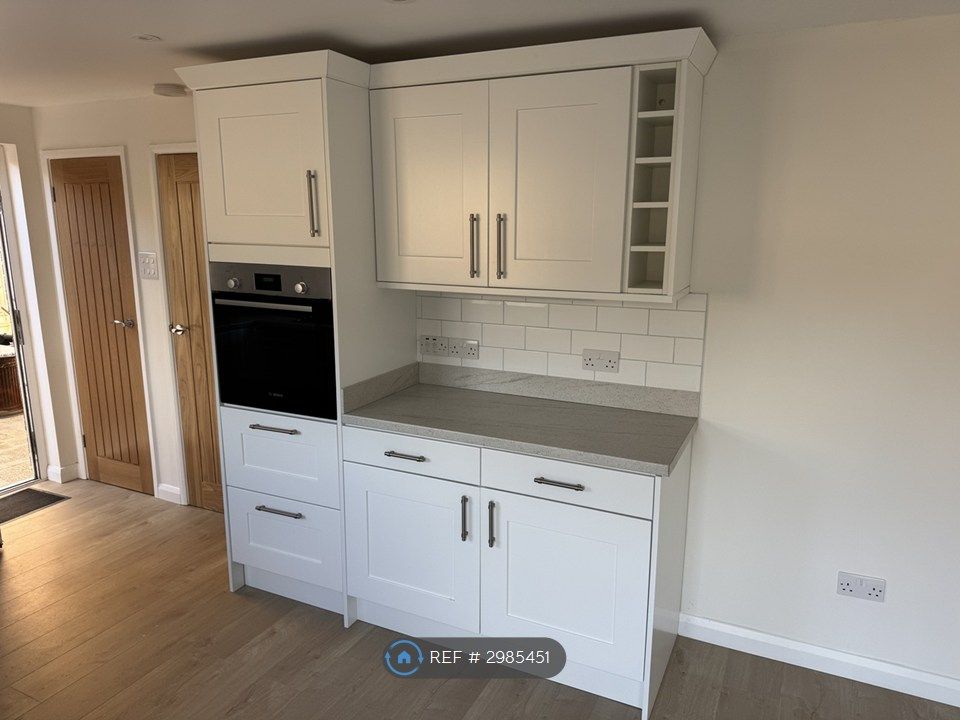 Property photo 3 of 17 Kitchen 4