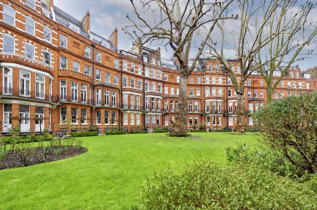 Property photo 1 of 12 Communal Gardens