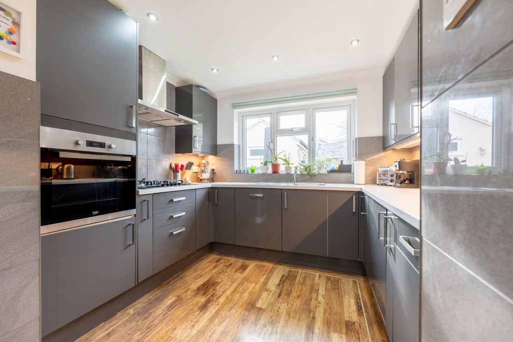 Property photo 2 of 27