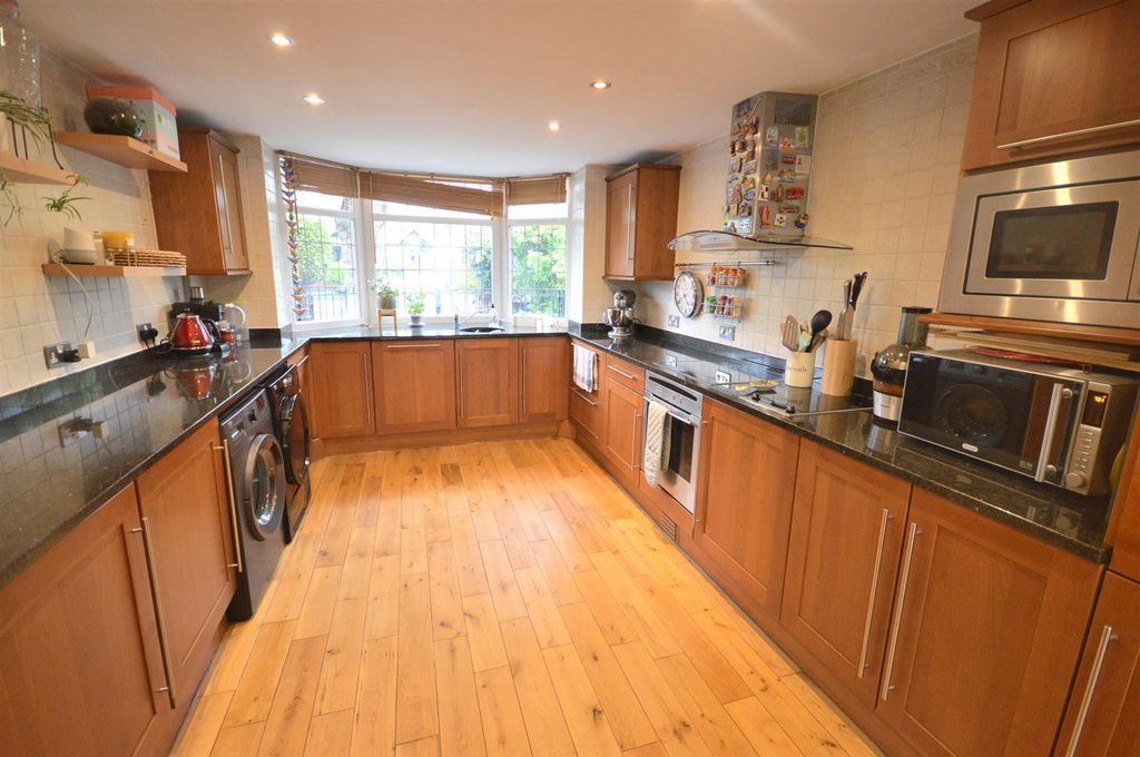 Property photo 3 of 19 Kitchen