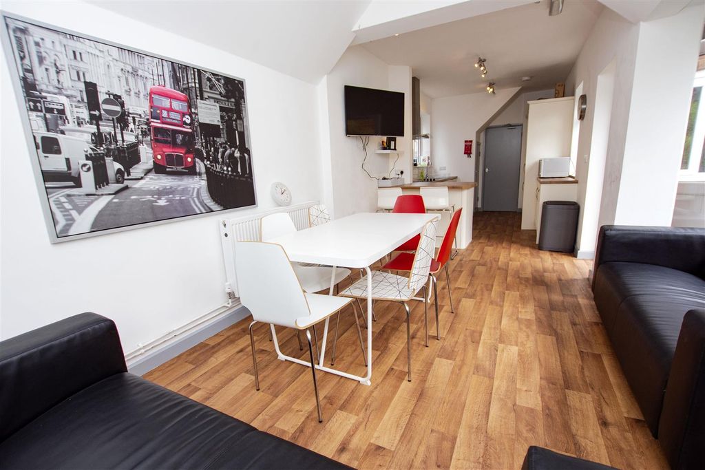 Property photo 1 of 16 Approach