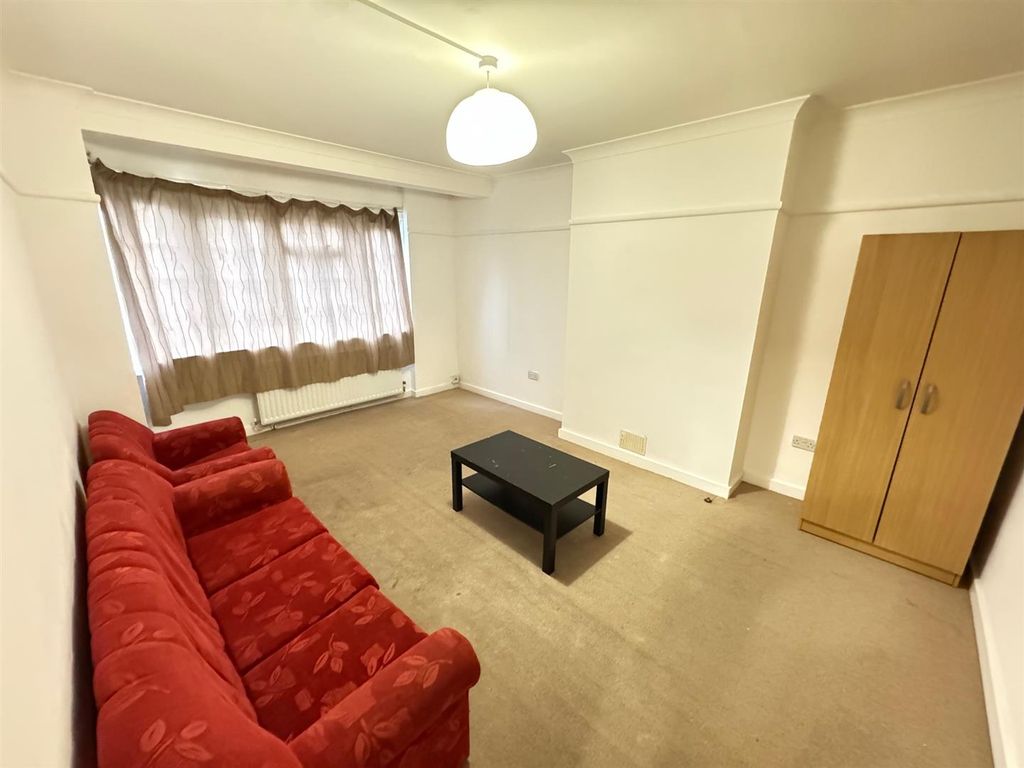 Property photo 2 of 7 Lounge.Jpg