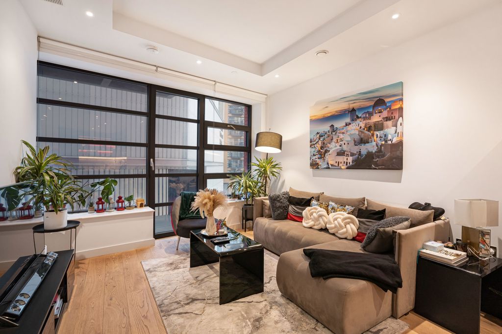 Property photo 2 of 26 Reception/Kitchen