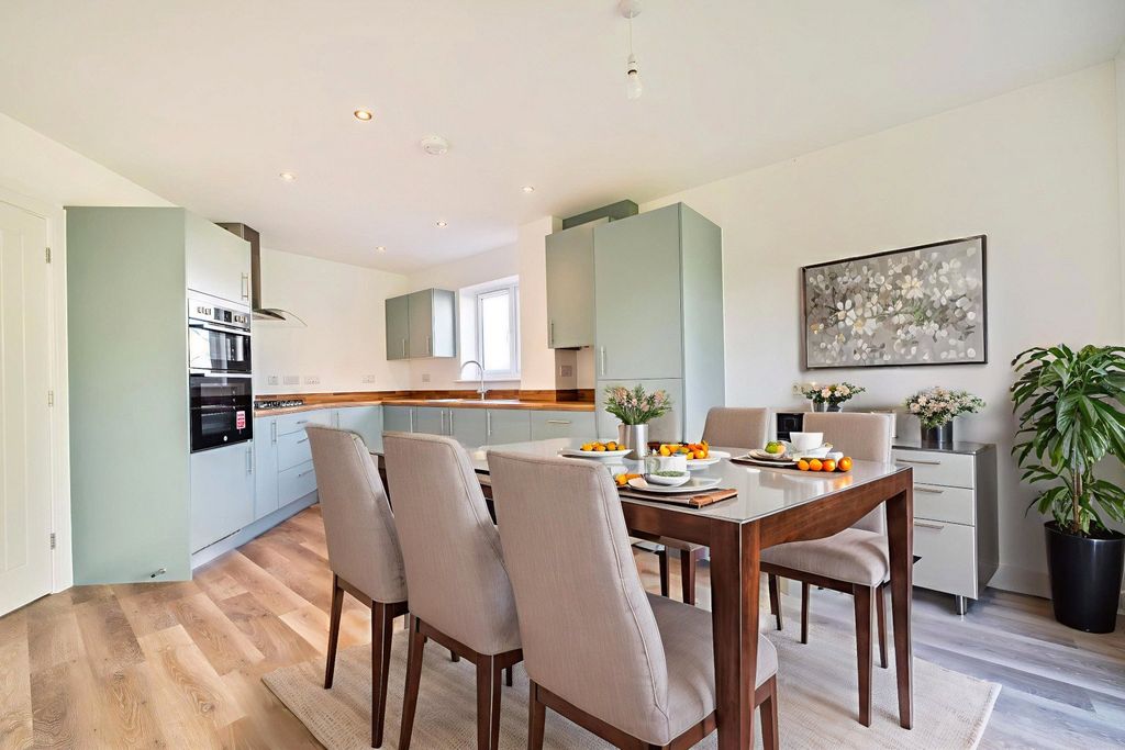 Property photo 3 of 12 Kitchen/Dining