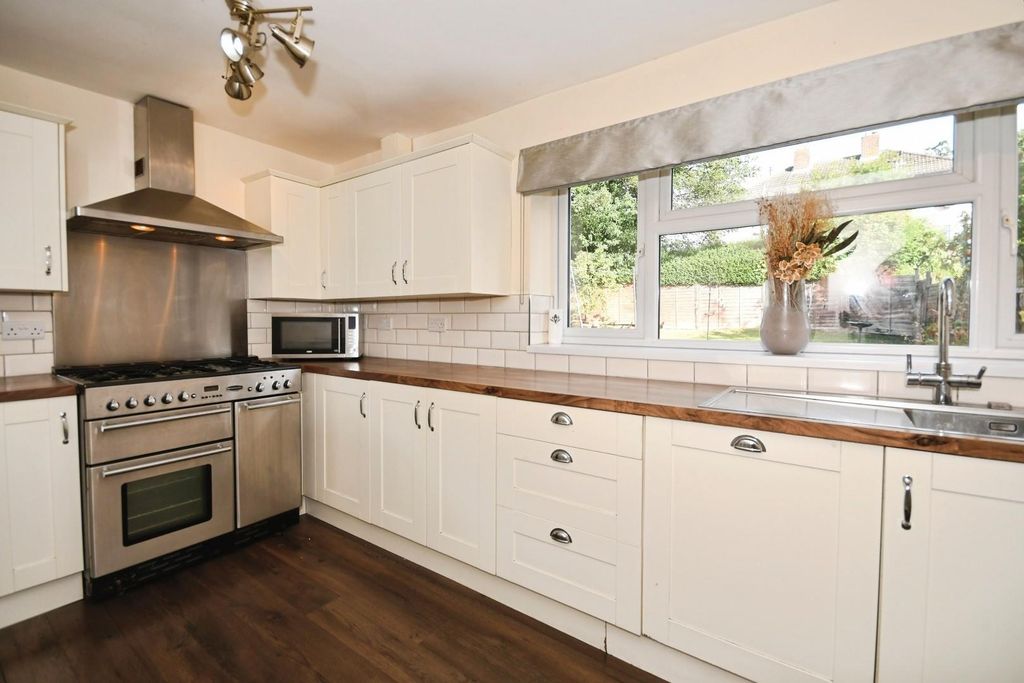 Property photo 2 of 18 Kitchen 05.Jpg