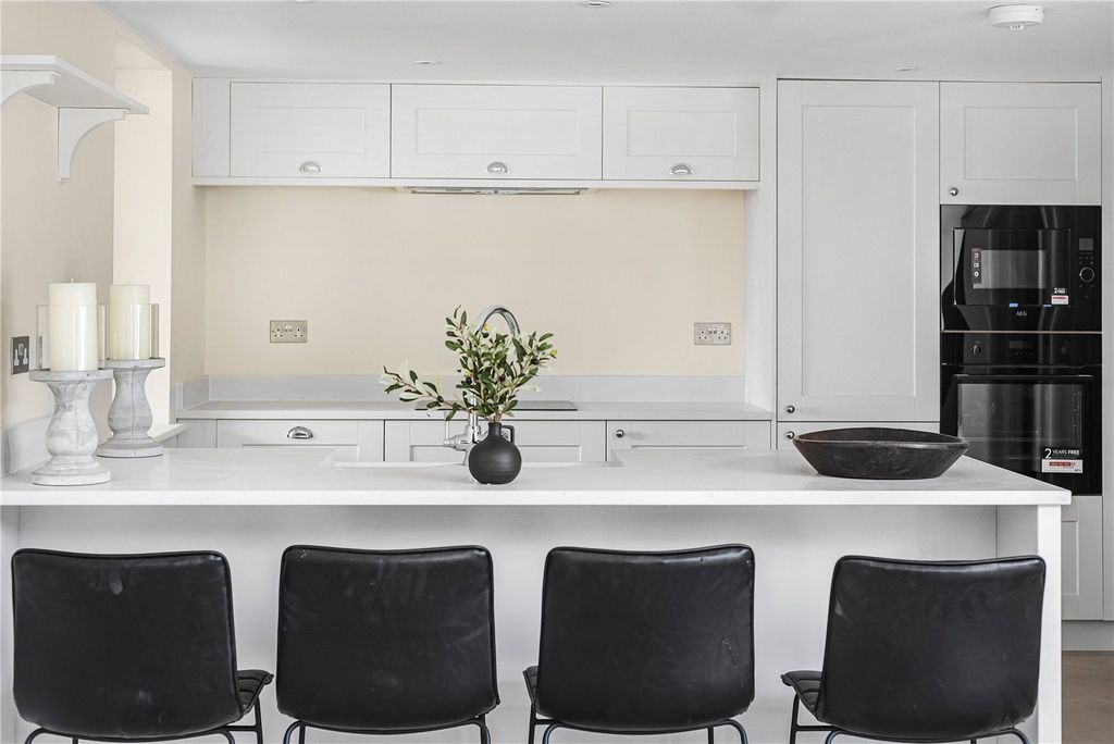Property photo 2 of 7 Kitchen