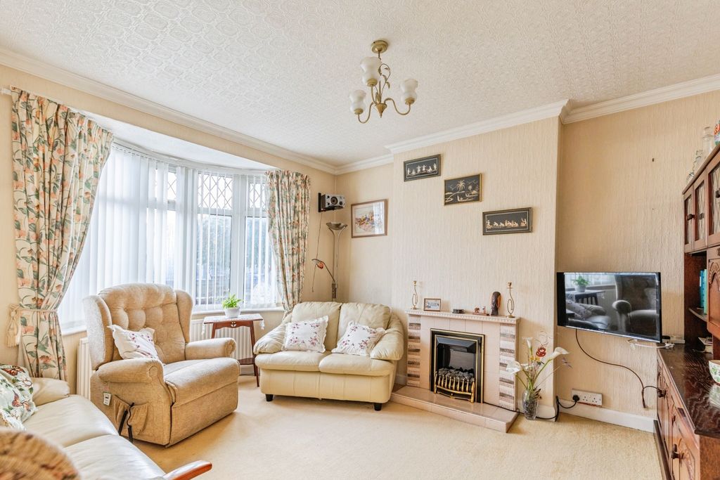 Property photo 3 of 19 Lounge