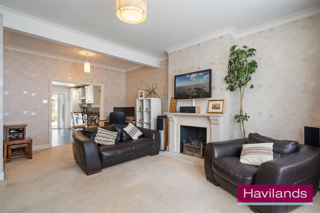 Property photo 2 of 21 Sittingbourne Avenue-8.Jpg
