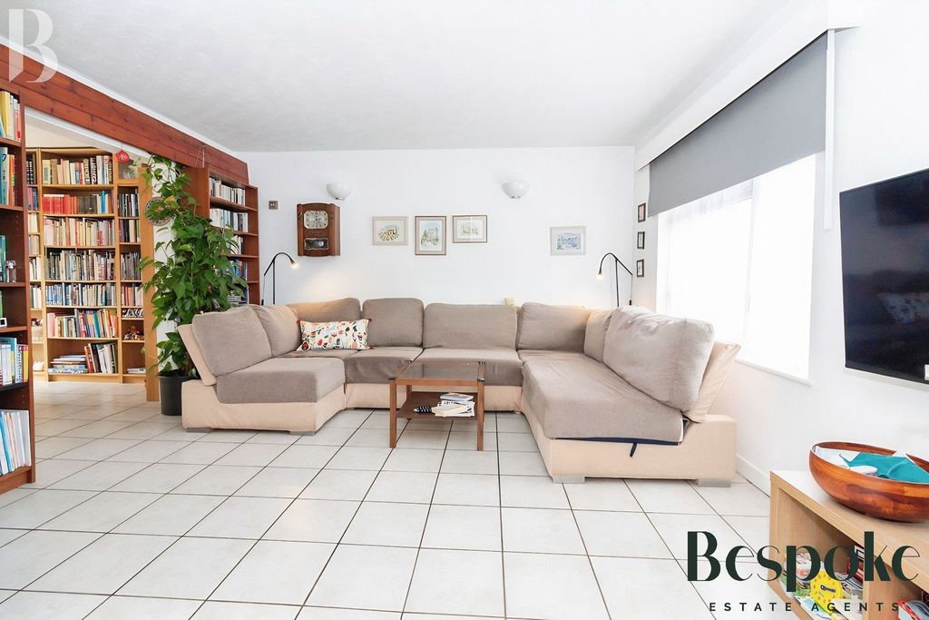 Property photo 3 of 32