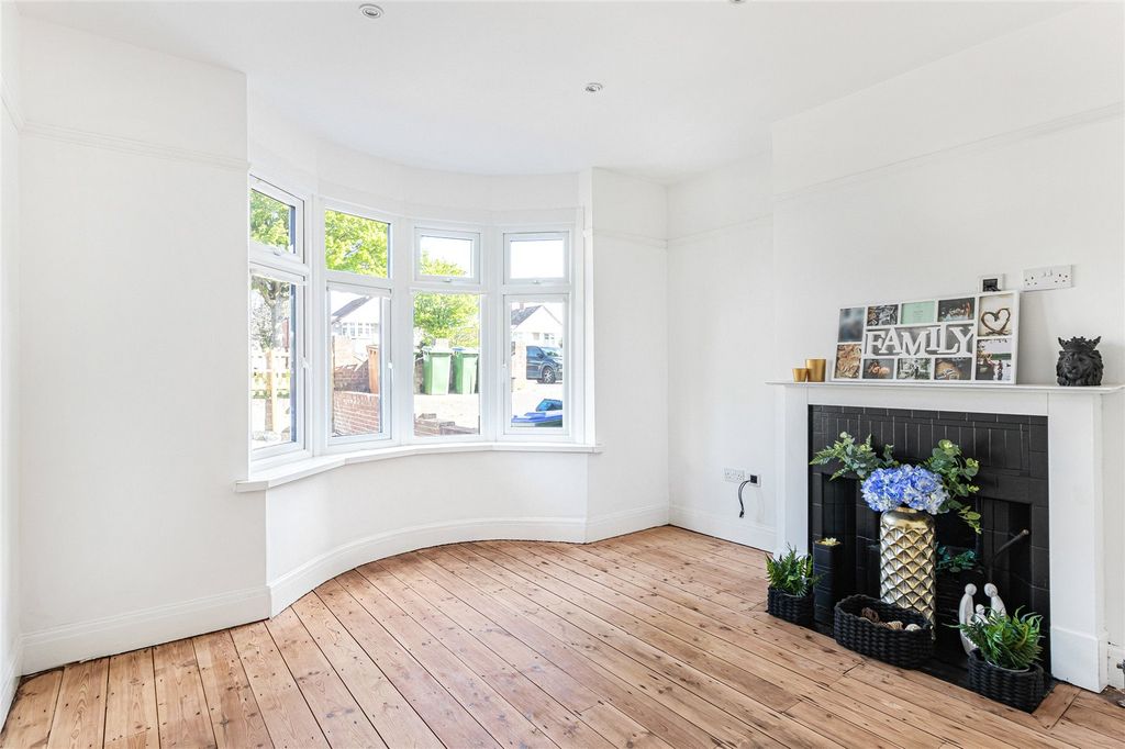 Property photo 2 of 15 Lounge