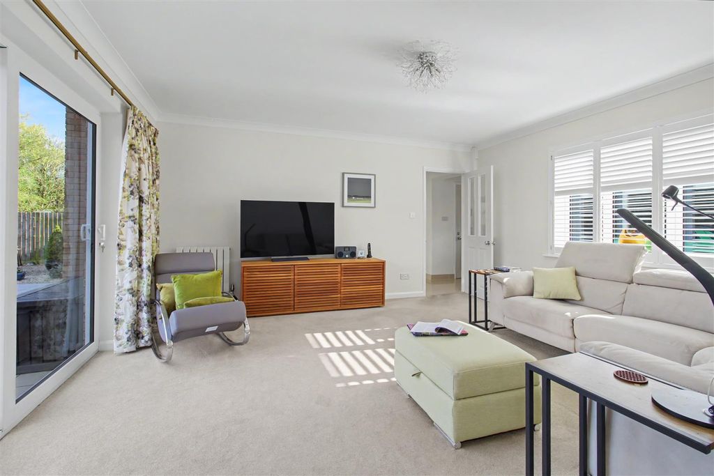 Property photo 2 of 34 Lounge