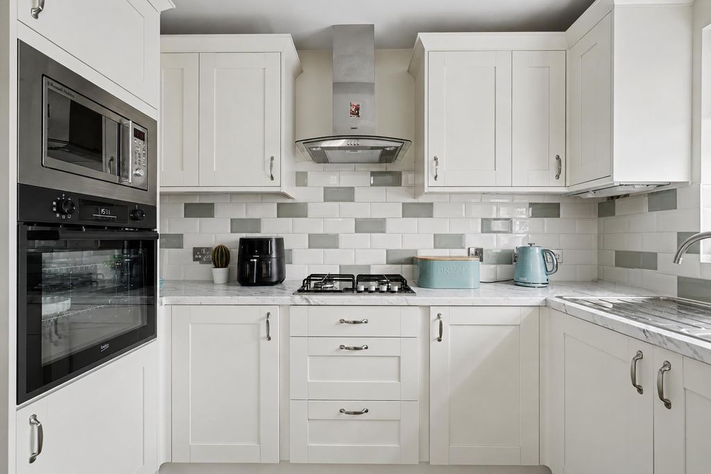 Property photo 3 of 11 Kitchen
