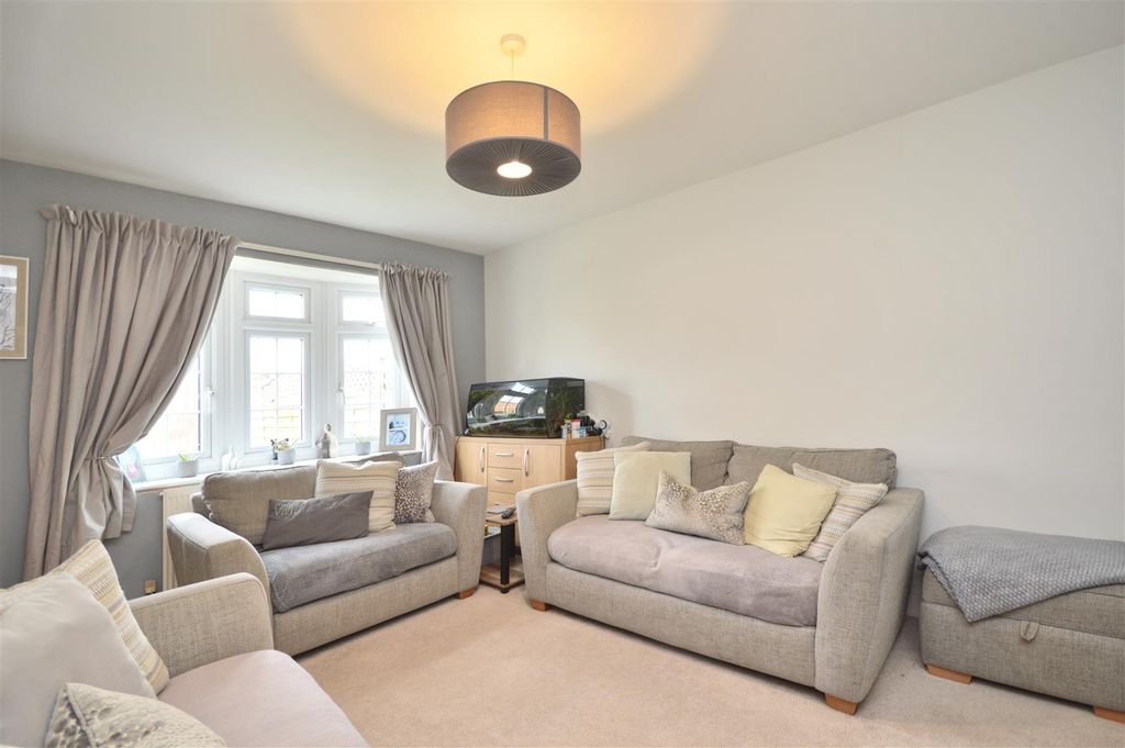 Property photo 3 of 16 Sitting Room