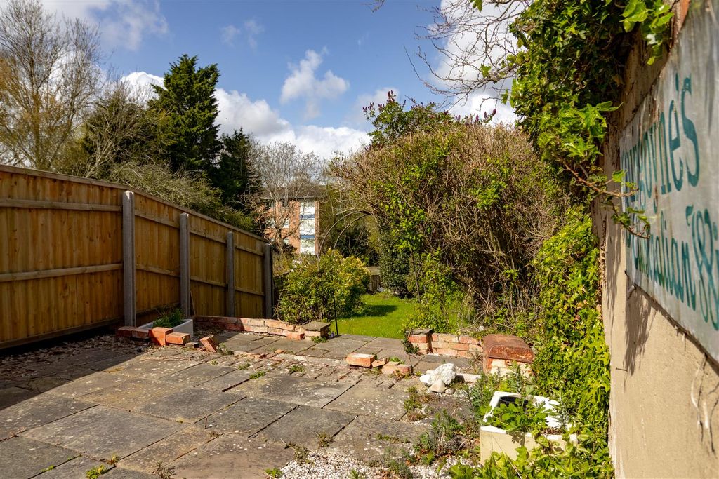 Property photo 2 of 25