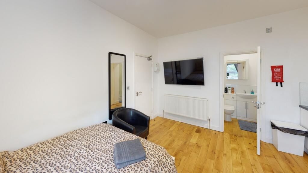 Property photo 2 of 3 A Cozy Double Bedroom Featuring A Stylish Bed With...