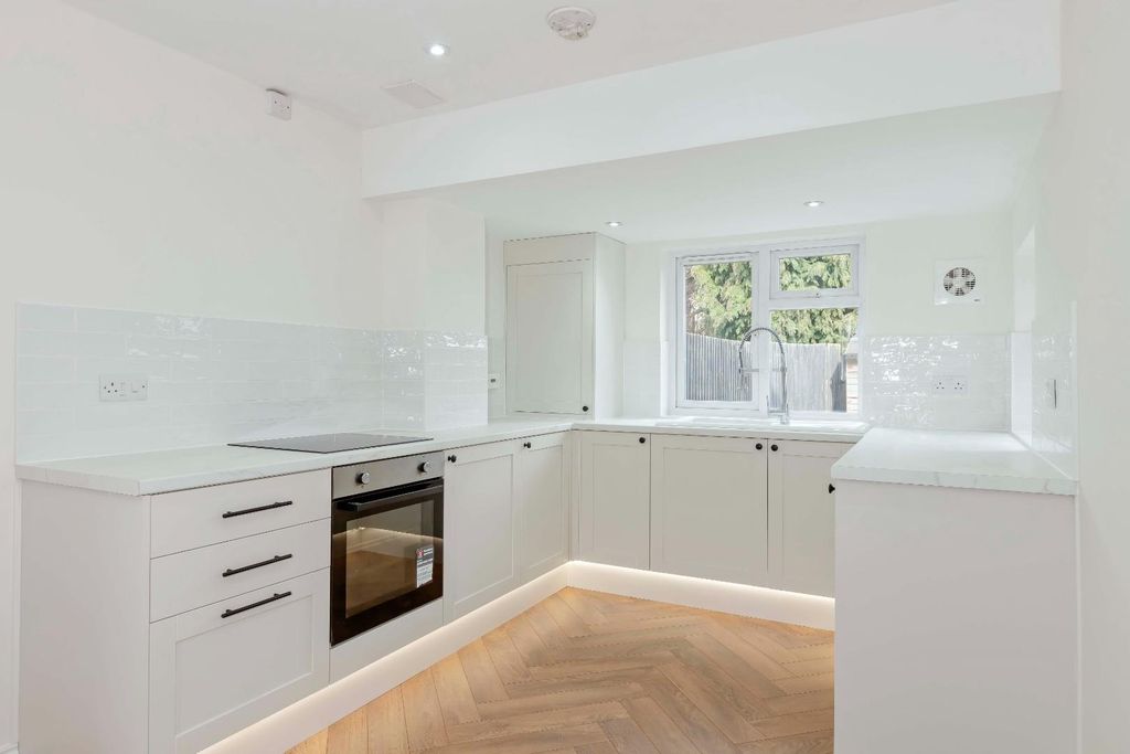 Property photo 3 of 16 Monks Close_8.Jpg