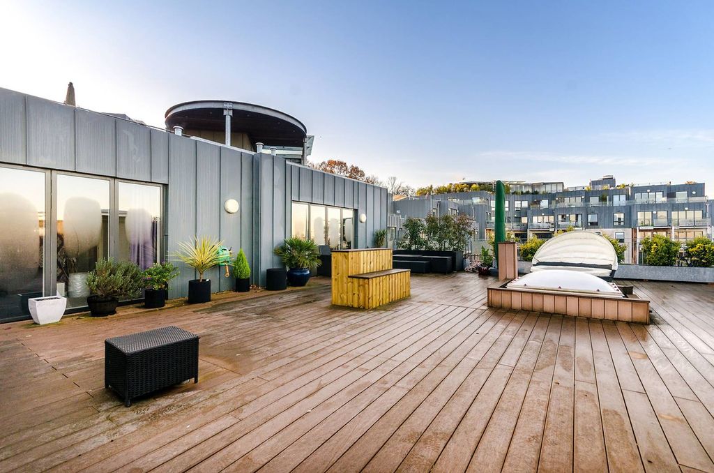 Property photo 1 of 28