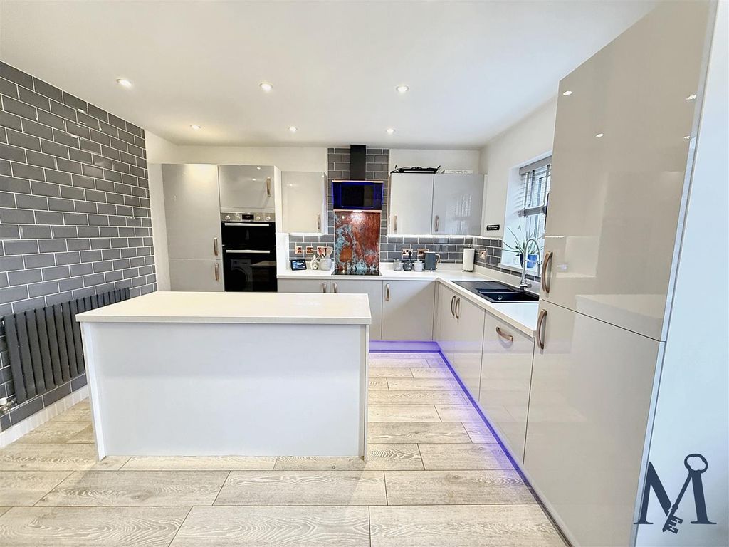 Property photo 2 of 23 Kitchen Dining Area