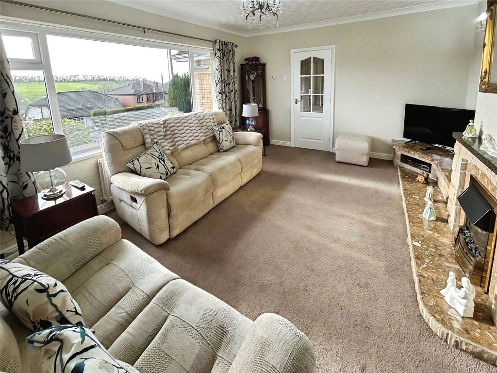 Property photo 2 of 18 Lounge