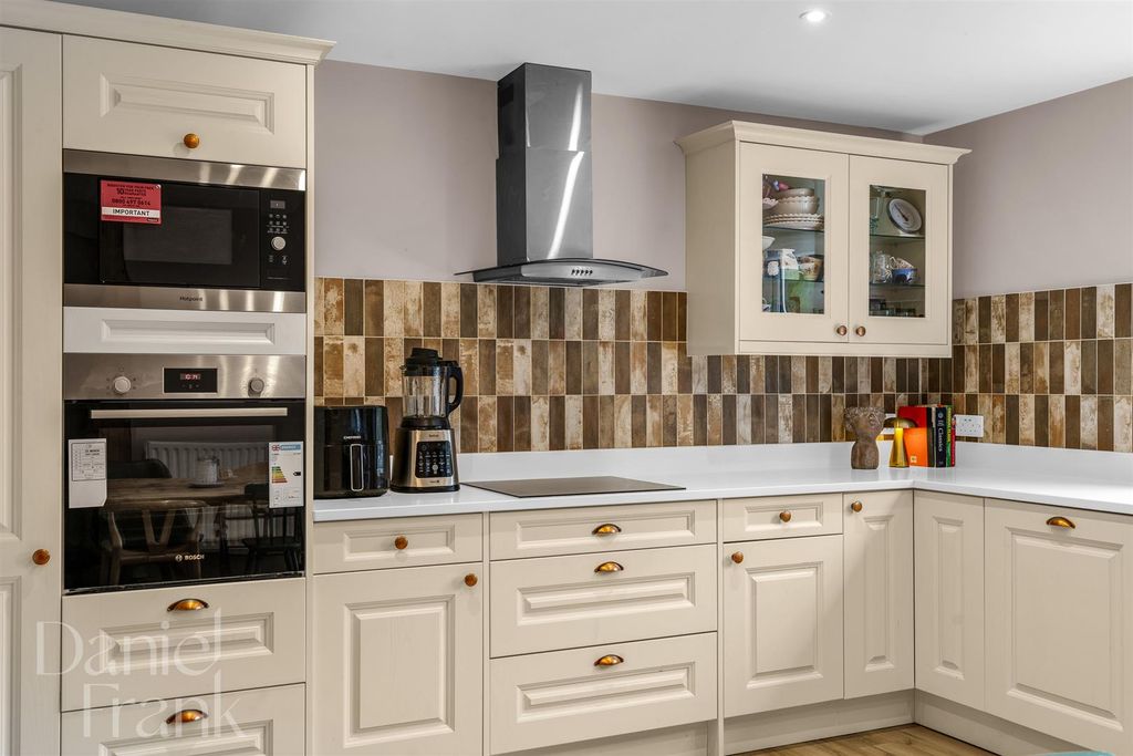 Property photo 3 of 33