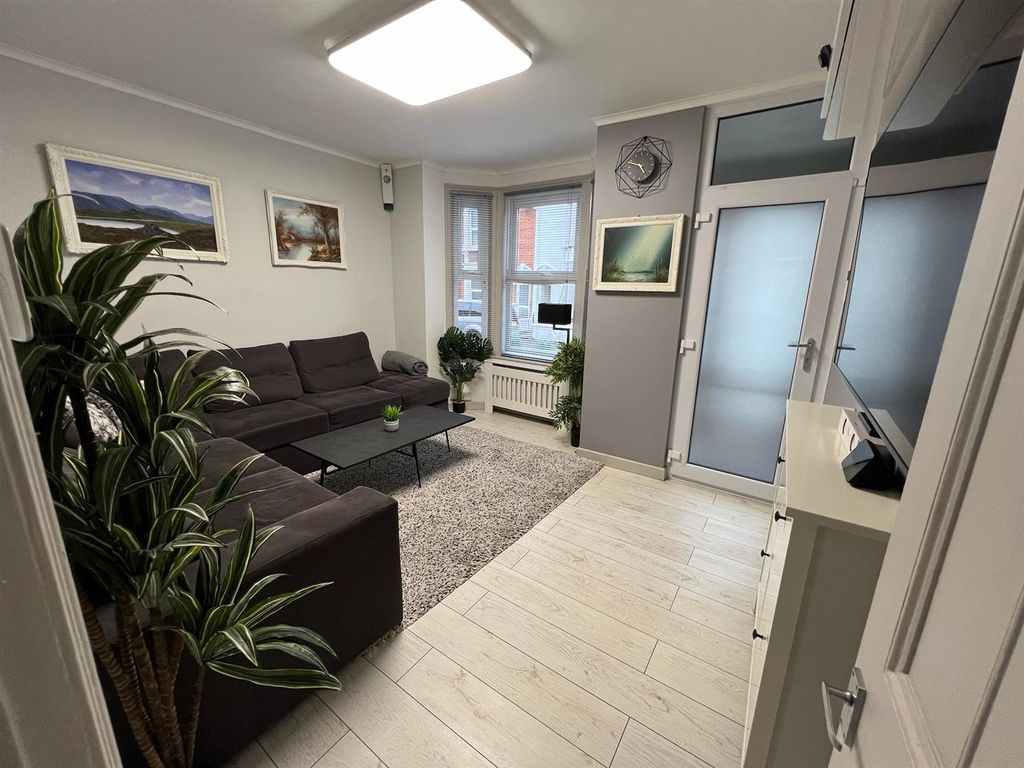 Property photo 3 of 31 Lounge