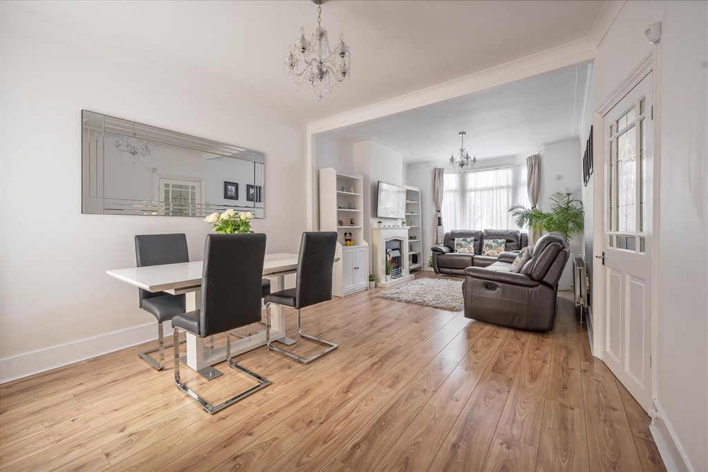 Property photo 2 of 19 Selwyn Avenue E4