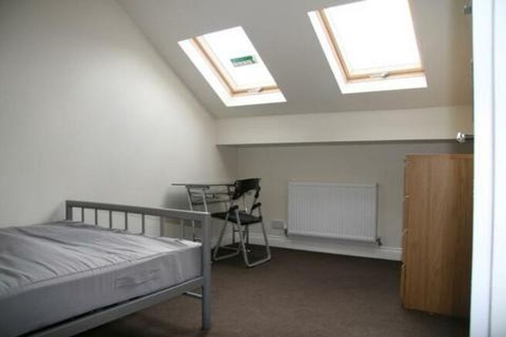 Property photo 2 of 14 A Bright And Inviting Double Bedroom Featuring A c...