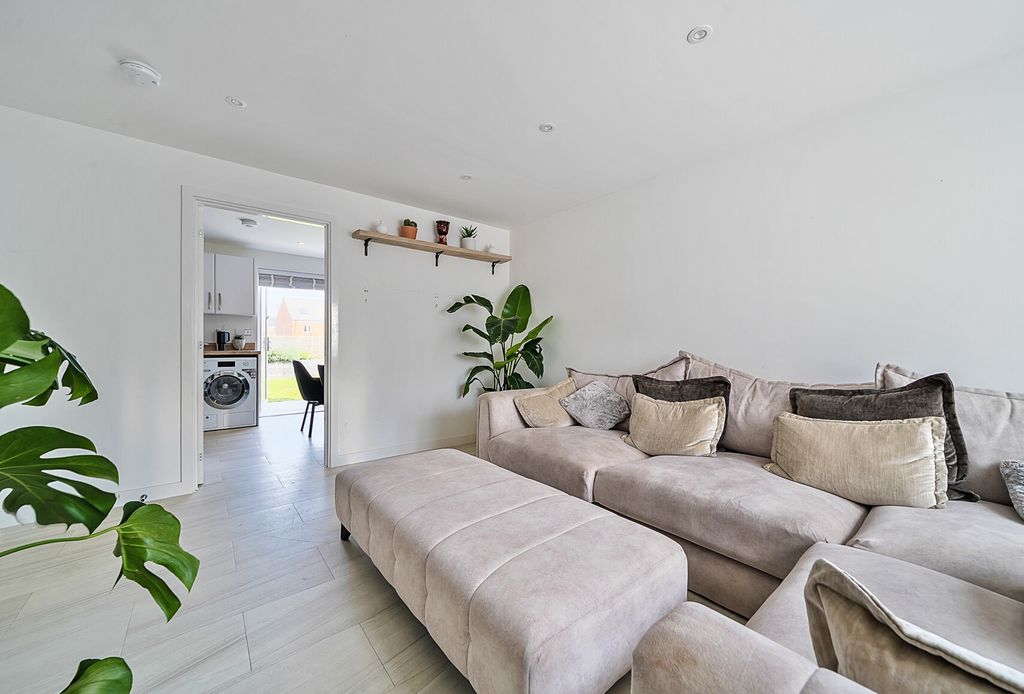Property photo 2 of 21 1324930-11-68875d...
