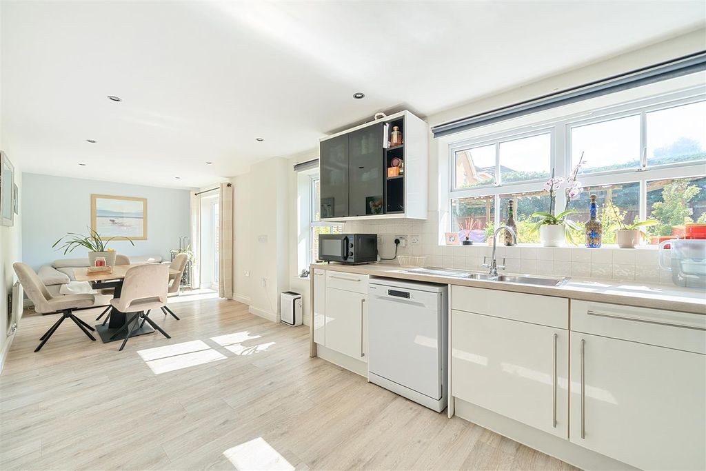 Property photo 2 of 17 8-681A2824c7E98-1286222-Arw-8.Jpg